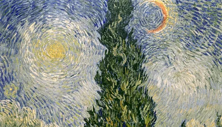 Strada con cipressi