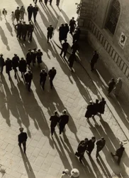 Veduta aerea di una strada affollata, 1938 circa (foto b/n)