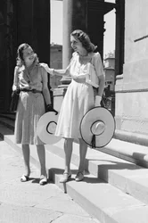 Modelle durante un servizio fotografico a Firenze, 2-3 giugno 1941 (foto b/n)