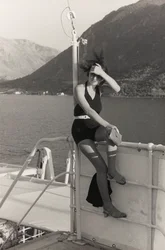 Ritratto di donna a bordo di una nave da crociera, dall