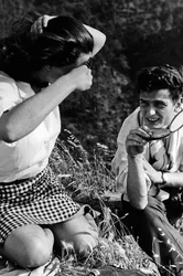 Ritratto di coppia su un prato, 1970 circa (foto b/n)