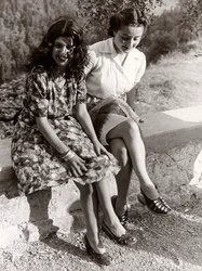 Due ragazze sedute su un muretto, Italia, 1940 circa (foto b/n)