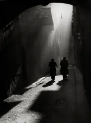 Due uomini camminano in una tipica stradina di Firenze