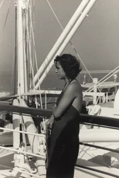 Donna a bordo della nave da crociera "Oceania", dall