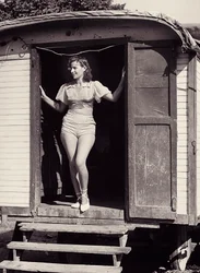 Giovane donna su una carrozza da circo, 1960 circa (foto b/n)