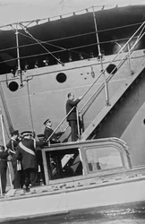 Album "Duce": Benito Mussolini in abiti civili sulla scala della nave Real Ferruccio nel porto di Gaeta