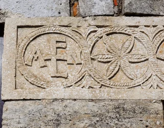 Dettaglio della facciata occidentale della chiesa di Santa María de Lara, Quintanilla de las Viñas, Spagna, VII secolo d.C.