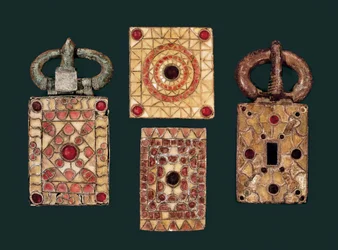 Orecchini in metallo decorati con oro e granato, VII secolo