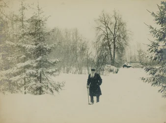 Il conte Lev Nikolayevich Tolstoy che cammina