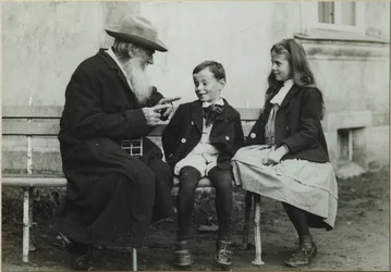 Lev Tolstoj con i nipoti Lev e Sofia, 1909