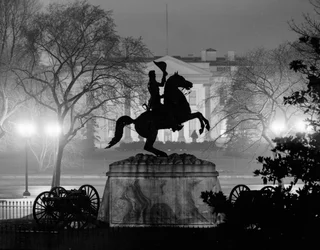 Monumento ad Andrew Jackson in Lafayette Square, Casa Bianca dietro, Washington di notte
