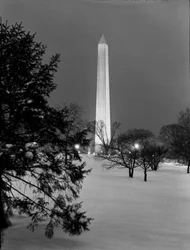 Memoriale di Washington dopo una nevicata, Washington di notte