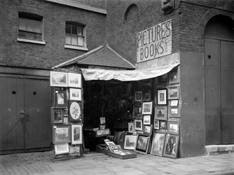 Quadri incorniciati esposti fuori da un negozio di libri e immagini di seconda mano, Londra, 1933