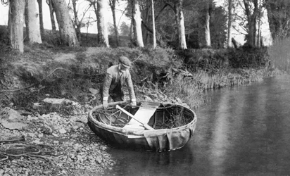 Varo di un coracle sul fiume Boyne, contea di Meath, Irlanda, 1924-1926