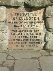 Monumento commemorativo sul campo di battaglia della brughiera di Culloden, inizi del XXI secolo