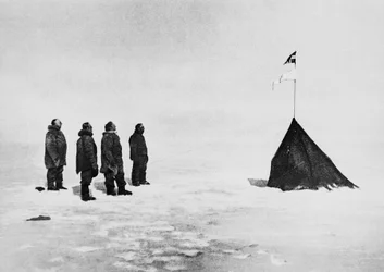 Roald Amundsen, Helmer Hanssen, Sverre Hassel e Oscar Wisting davanti alla tenda eretta al Polo Sud, 16 dicembre