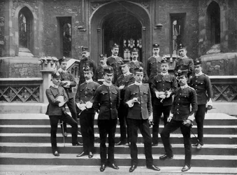 Ufficiali del 1° Reggimento Suffolk alla Torre di Londra, 1895-1896
