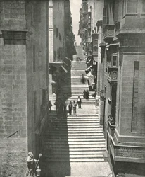 Una strada ripida a Valletta, Malta