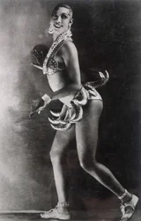 Josephine Baker vestita con una cintura di banane