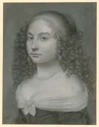 Ritratto a mezzo busto di una giovane donna in abito scollato sulle spalle, collana di perle e grandi orecchini pendenti di perle, rivolta leggermente a sinistra