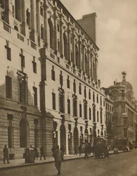 Edifici rappresentativi della nuova Londra in Moorgate Street, circa 1935