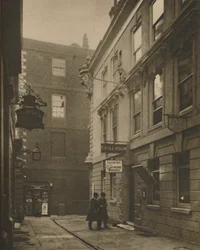 In Devereux Court, pieno di associazioni del XVIII secolo, c1935