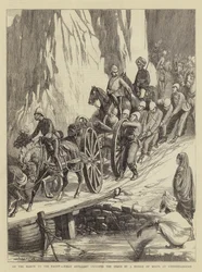 In marcia verso il fronte, artiglieria da campo che attraversa l