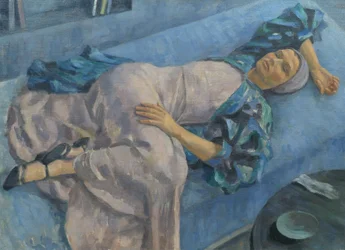 Grete Gamerith su un divano blu