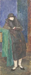 Signora in piedi con colletto di pelliccia e cappello nero