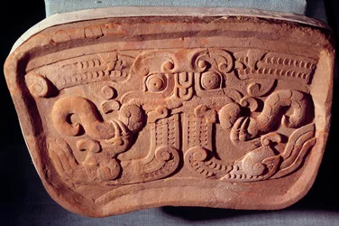 Modello originale di una maschera Taotie in terracotta. Taotie è uno dei 9 draghi della mitologia cinese. Realizzato nel periodo degli Stati Combattenti (475-221 a.C.), Cina