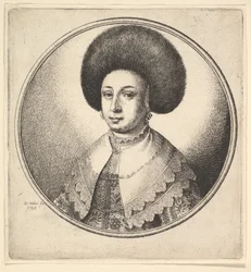 Donna con grande cappello di pelliccia circolare e orecchini