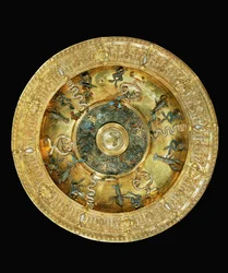 Piatto in argento dorato con serpenti, rane e aragoste, smaltato...