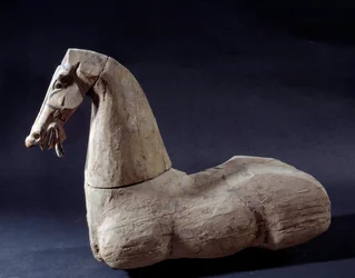 Arte cinese: cavallo di legno. Scultura del periodo Han. Parigi, Musée Cernuschi