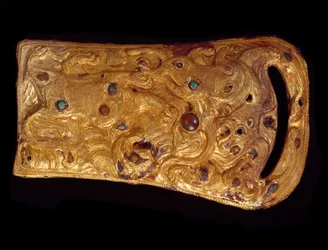 Arte cinese: fibbia per cintura in oro incastonata con pietre preziose. Dinastia Han occidentale (206 a.C.-25 d.C.). Parigi, Museo Cernuschi
