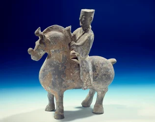 Arte cinese: statuetta di cavaliere (206 a.C.-220 d.C.), periodo Han. Parigi, Museo Cernuschi