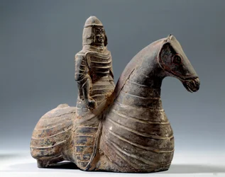 Arte cinese: statuetta di cavaliere in armatura (206 a.C.-220 d.C.), periodo Han. Parigi, Museo Cernuschi