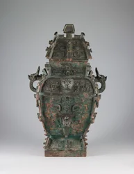 Vaso da vino coperto (fang lei) con disegno di maschere zoomorfe e manici a testa di animale, fine XI secolo a.C. (bronzo)