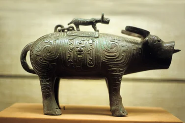 Vaso da vino a forma di bue, sormontato da una tigre