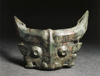 Maschera rituale raffigurante Taotie, Cina, dinastia Zhou occidentale