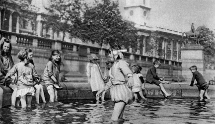 Bambini che giocano nelle fontane a Trafalgar Square, Londra, 1926-1927