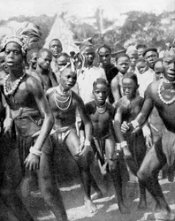Ragazzi danzatori vestiti da ragazze, tribù Yafouba, Africa occidentale