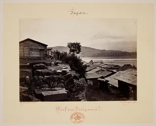 Fusiyama. Casa e Monte Fuji sullo sfondo.