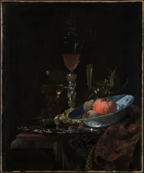 Bicchiere di vino e una ciotola di frutta