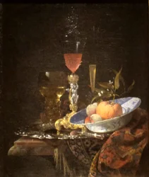 Bicchiere da vino e ciotola di frutta
