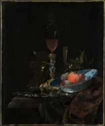 Bicchiere da vino e ciotola di frutta