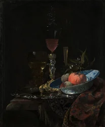 Bicchiere di vino e una ciotola di frutta