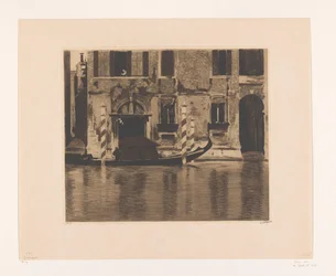 Gondola ormeggiata con sovrastruttura in un canale di Venezia - Gondola con sovrastruttura nel Canal Grande, Venezia (titolo originale)