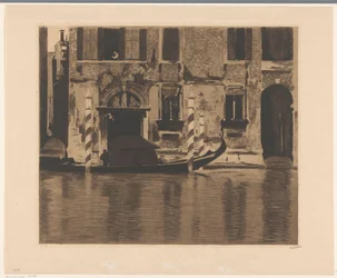 Gondola con struttura nel Canal Grande a Venezia