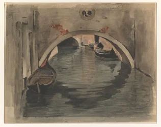 Veduta sotto un ponte ad arco a Venezia