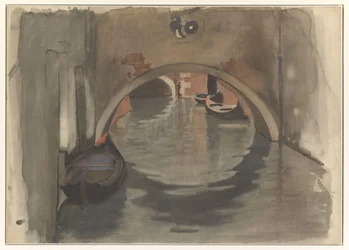 Vista sotto un ponte ad arco a Venezia
